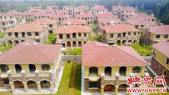 這里的別墅共計(jì)30多棟，有兩層的，也有三層的，主體、裝修都已經(jīng)完工