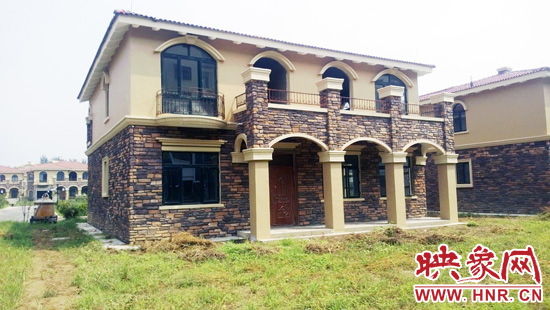 這里的別墅有兩層的，也有三層的，主體、裝修都已經(jīng)完工