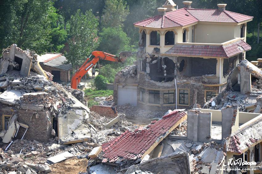 2013年8月18日，在黃河南岸鄭州市惠濟(jì)區(qū)花園口鎮(zhèn)申莊村，違規(guī)修建的別墅正在被拆除。張濤/東方IC