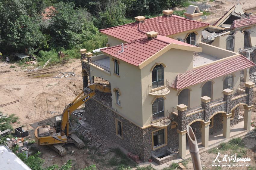 2013年8月18日，在黃河南岸鄭州市惠濟(jì)區(qū)花園口鎮(zhèn)申莊村，違規(guī)修建的別墅正在被拆除。張濤/東方IC