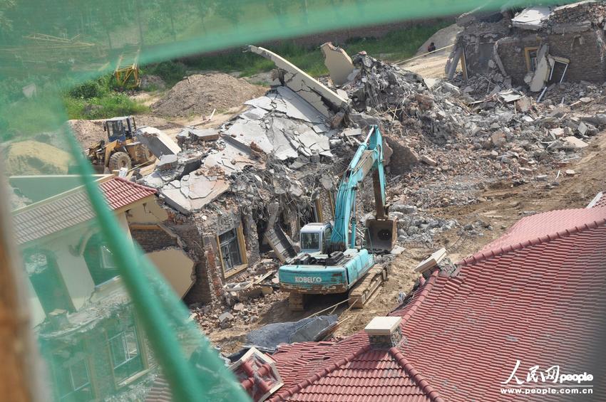2013年8月18日，在黃河南岸鄭州市惠濟(jì)區(qū)花園口鎮(zhèn)申莊村，違規(guī)修建的別墅正在被拆除。張濤/東方IC