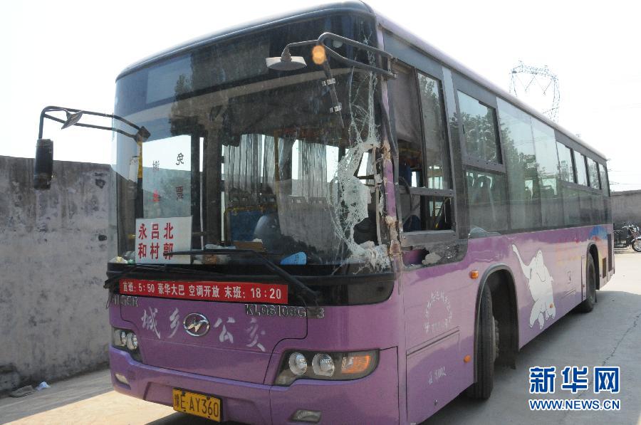 事發(fā)公交車左前方的擋風(fēng)玻璃破了一個(gè)大洞（8月20日攝）。