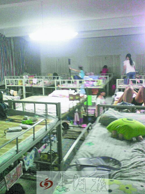 住在電教室里的女生們，擁擠不堪。