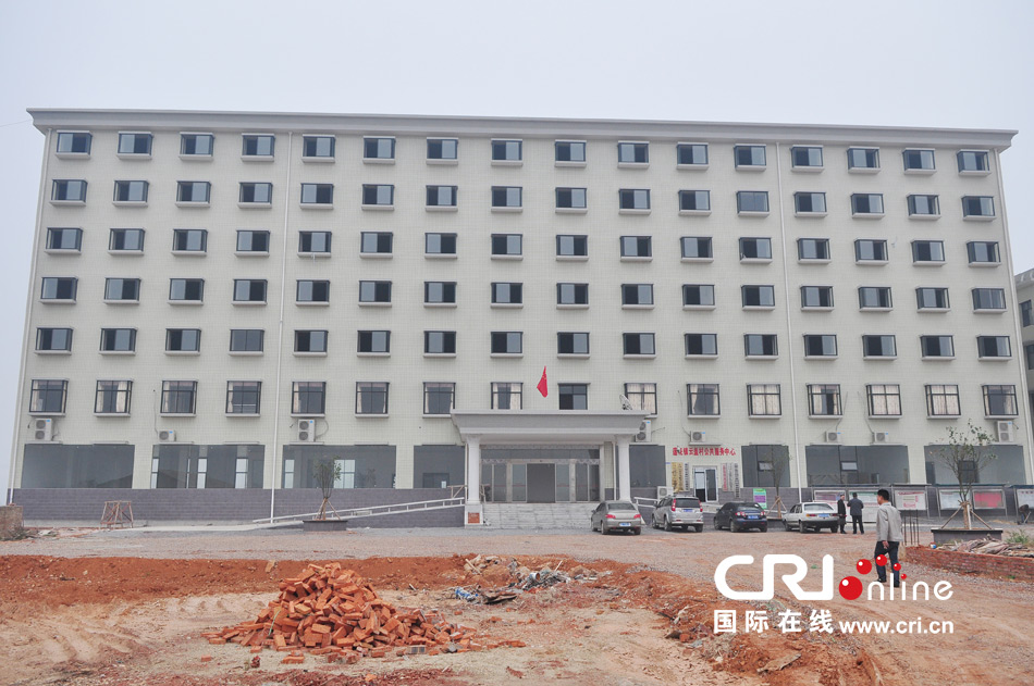 2013年10月21日，長沙云蓋村欠債千萬新建的豪華村部樓。