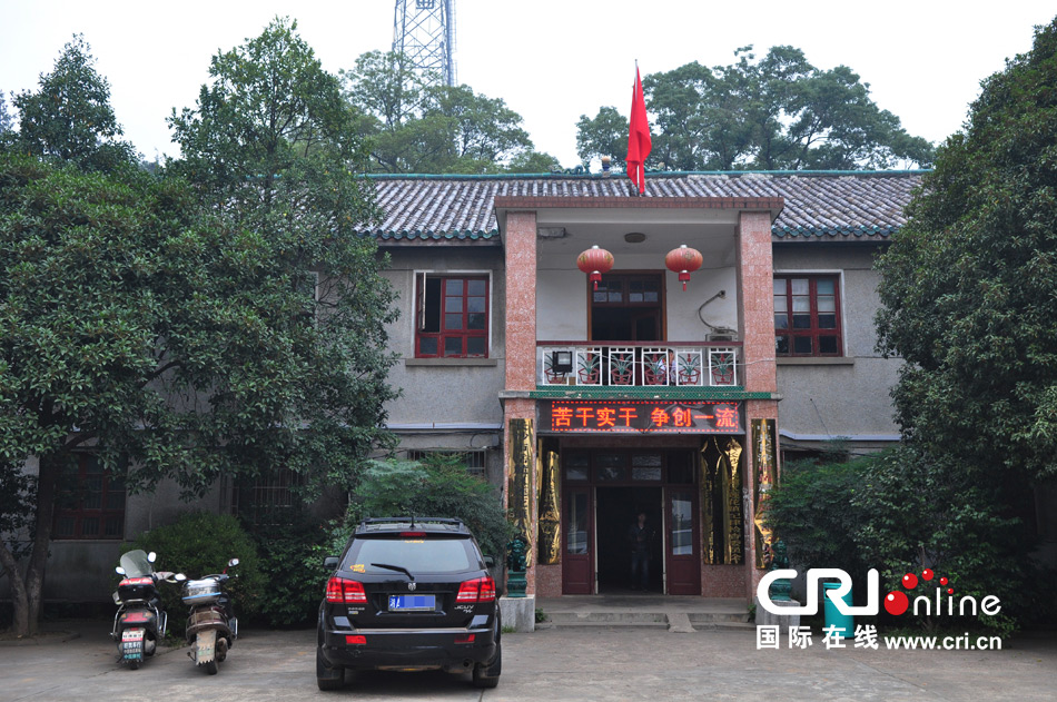 　2013年10月21日，這是蓮花鎮(zhèn)人民政府的辦公樓，和蓮花鎮(zhèn)云蓋村的辦公樓相比，寒酸不少。