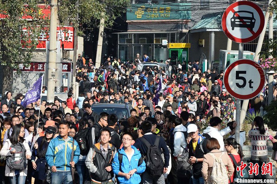 　10月26日上午10點多，北京香山路賞紅客摩肩接踵