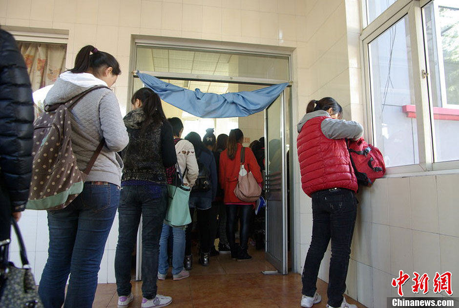 　10月26日上午10點多，北京香山路賞紅客摩肩接踵