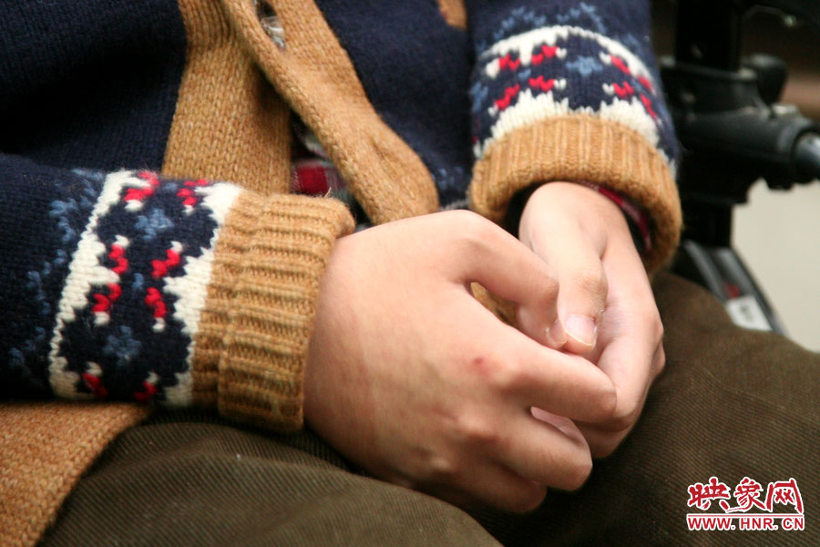 也許是對陌生人來訪的感受到了拘謹，王海龍的雙手僅僅的握著