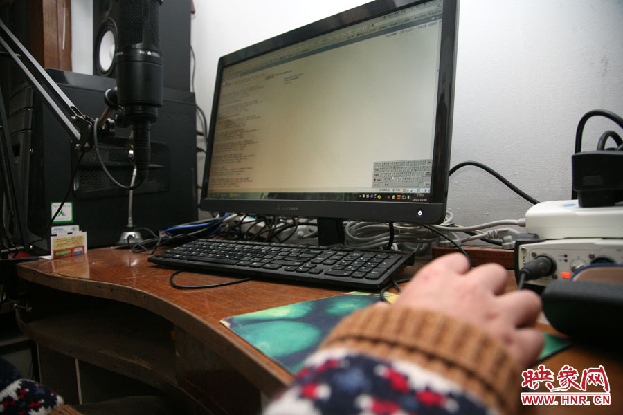 由于海龍只剩下兩根手指可以做動作，聰明的他調出軟鍵盤來打字搜索