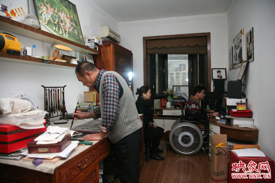 小小的書房里，爺孫三人在坐著各自的事情，姥爺在練書法，姥姥在旁專心的看著海龍，海龍在盡情的歌唱