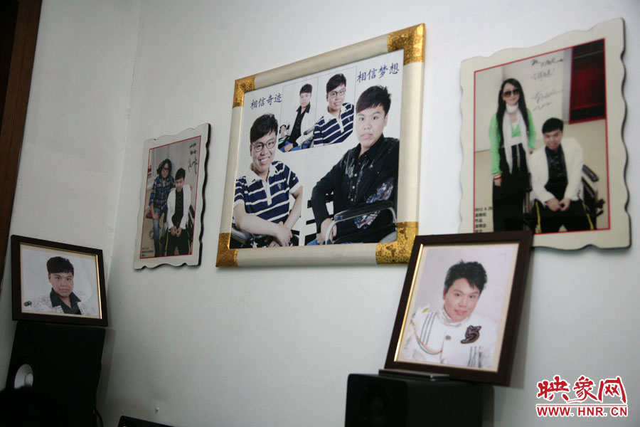 海龍的房間內掛滿了這些年他走過的路程。