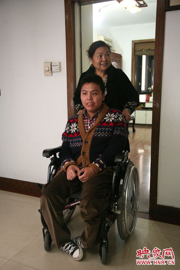 練完歌后，姥姥將海龍推了出來，因為行動不便，海龍很少出門，他的活動地方一般就是書房與客廳。