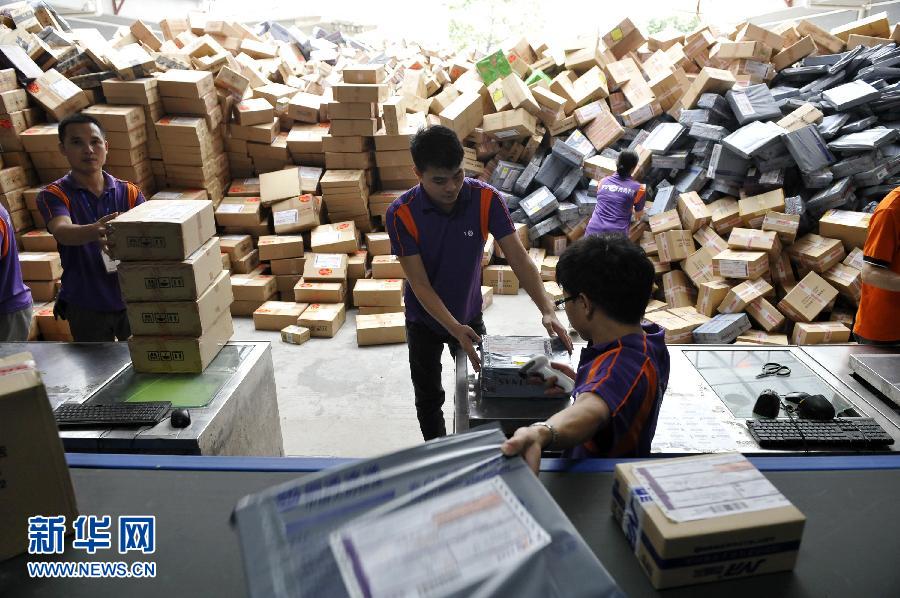 11月11日，在圓通公司廣州一處分揀站，工作人員加緊掃描快件。