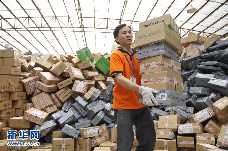 　11月11日，在圓通公司廣州一處分揀站，工作人員加緊處理堆積如山的快件。