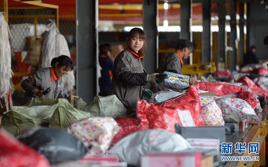 11月11日，一家快遞公司的工作人員正在分揀快件。