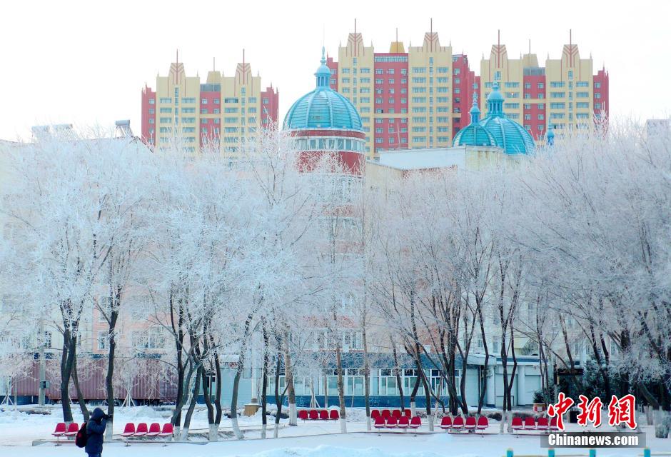 12月10日,受降溫天氣影響,黑河市黑龍江江畔出現(xiàn)綿延數(shù)公里的霧凇景觀。