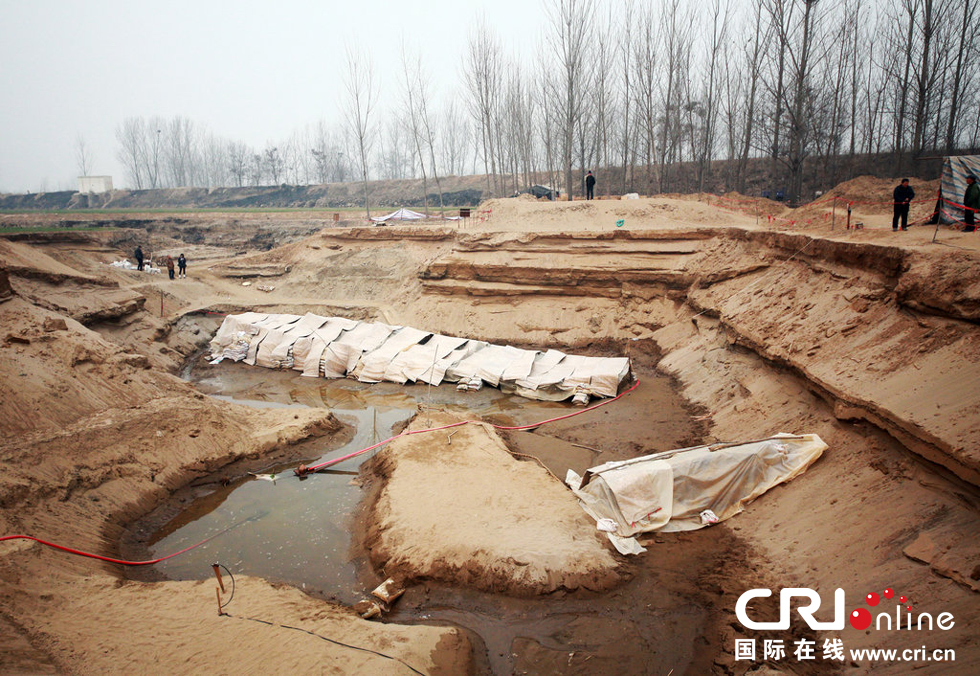 2014年1月6日，河南洛陽古沉船發(fā)掘現(xiàn)場，兩艘古沉船，一艘已經(jīng)挖掘出土，另一艘還有一半埋在沙丘里。