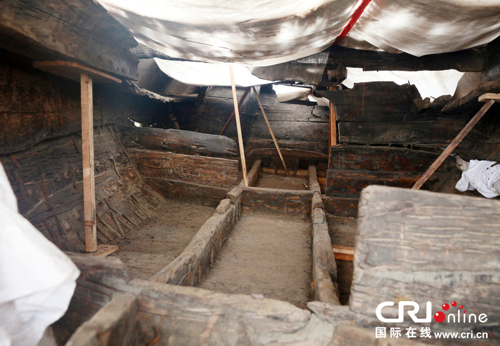 2014年1月6日，河南洛陽古沉船發(fā)掘現(xiàn)場，古沉船頭，船倉內(nèi)部。