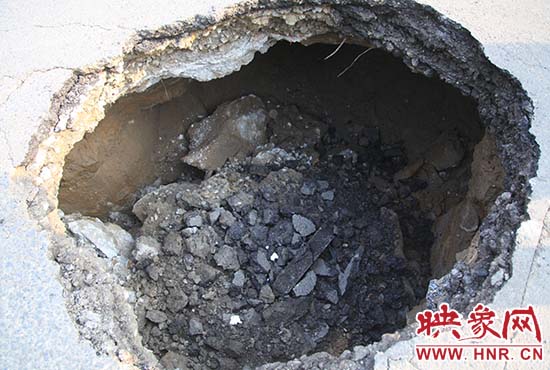 坑口直徑約兩米，路面下形成中空的大坑，約有15平方米。
