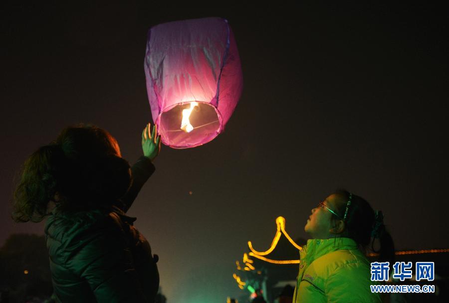 　1月30日，游客在江蘇省鎮(zhèn)江市金山公園門口放飛孔明燈。