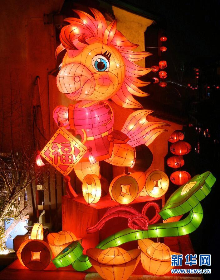 1月30日在蘇州山塘街拍攝的“福馬鬧春”彩燈景觀。
