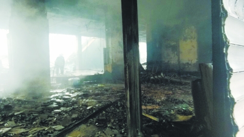 3.營(yíng)業(yè)大廳棚頂坍塌，貨物成灰。