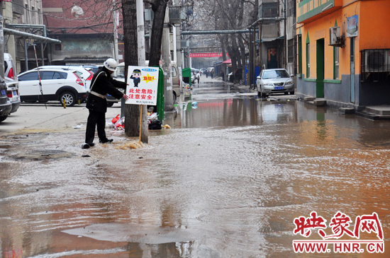巡防隊員到了現(xiàn)場后，設(shè)置了警示牌，并勸阻小朋友進入水中