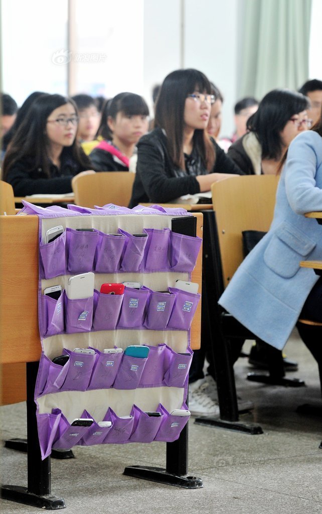 河南洛陽一大學(xué)學(xué)生課前自覺上交手機