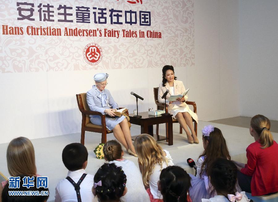 這是彭麗媛和瑪格麗特二世來到兩國孩子們當(dāng)中，為孩子們朗讀安徒生童話《丑小鴨》選段。