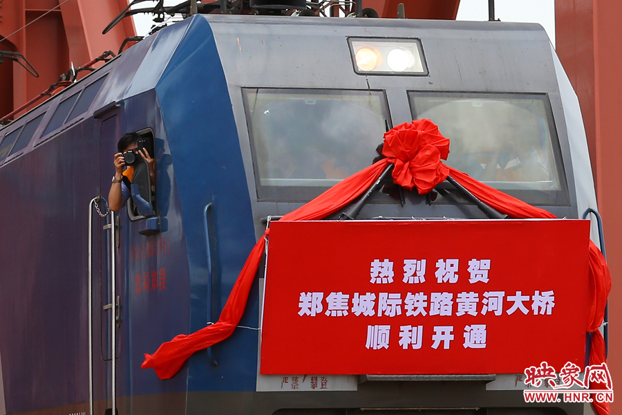 列車(chē)上的工作人員也用相機(jī)記錄下歷史性的一刻