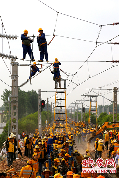 時(shí)間緊工程量大，工人們都加緊施工