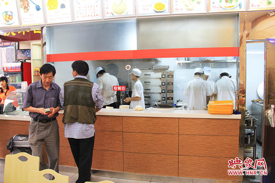 店面仍處于“試營業(yè)”狀態(tài),后廚的設(shè)備嶄新,看起來還算整潔。