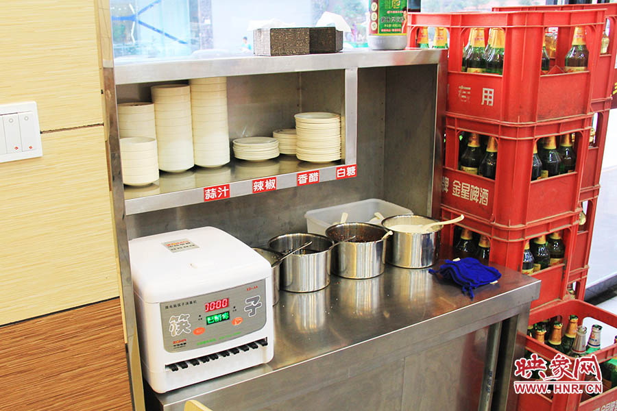 調(diào)料、小碟、餐具也都被放在另一張單獨(dú)的桌子上,需要用餐者“自助”。