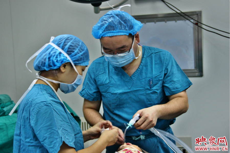 醫(yī)生正在對小龍進行麻醉后的觀察。