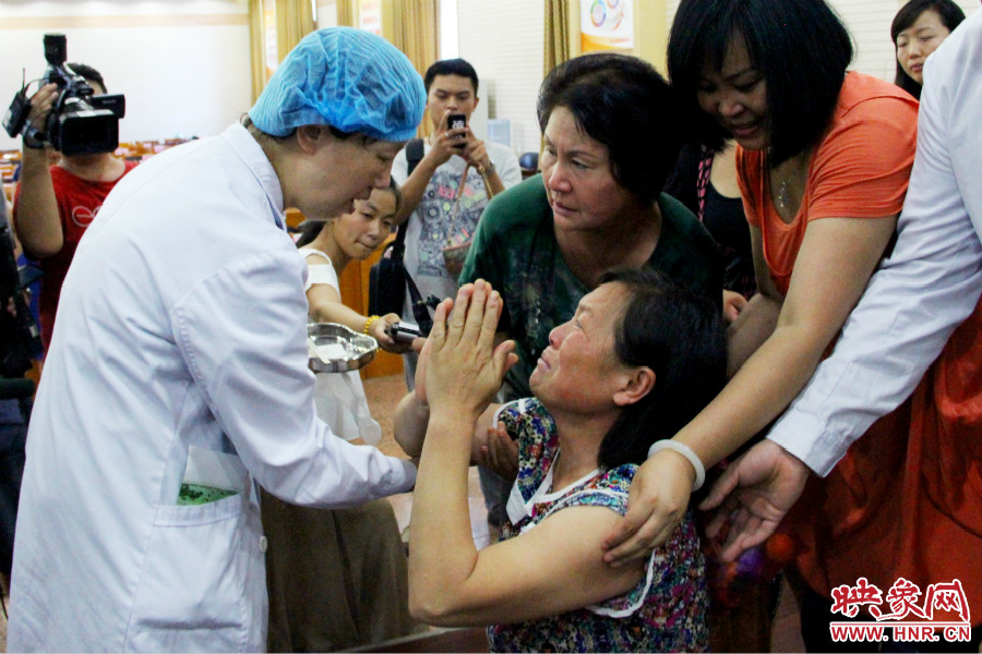 當得知小龍腦部的鋼針成功取出，馮書想的情緒有些激動。