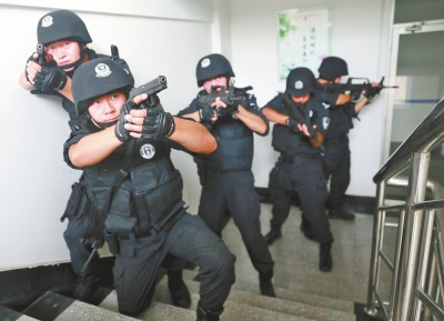 進(jìn)入樓道后，特警開始地毯式搜索。