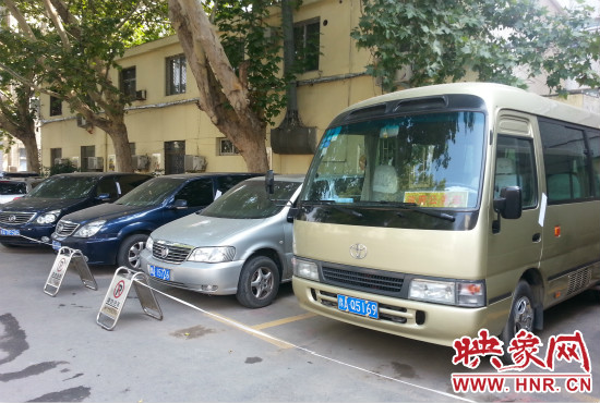 管城區(qū)委院內已經被封存公車在停車場停放。