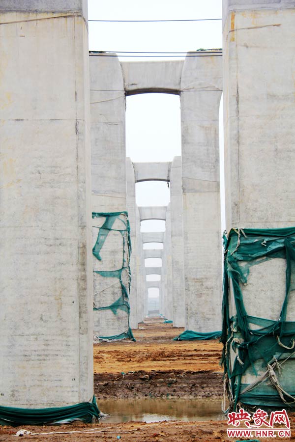 目前附近居民認為“照目前的施工狀況看，年底主體完工已不太可能”。