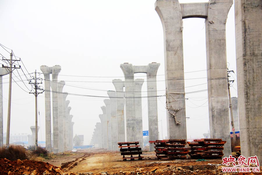 南北方向已架起數百根橋墩，一眼望不到邊際。