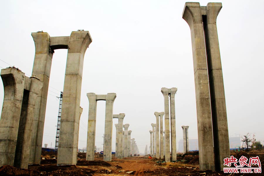 橋墩聳立，一片荒涼。