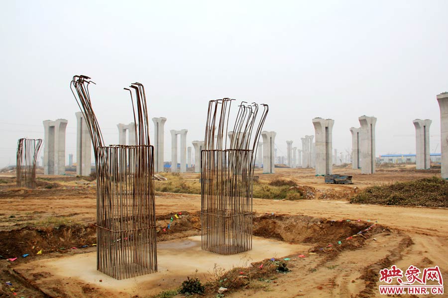 位于鄭州市南四環(huán)的京廣快速路南延工程已經停工數月，現場幾百根橋墩已經架起，場面甚是“震撼”。