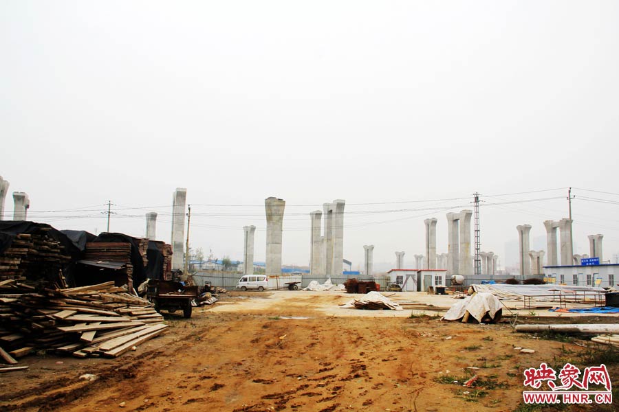 項目已經停工數月，施工工地上很難見到工人，設備也很少。