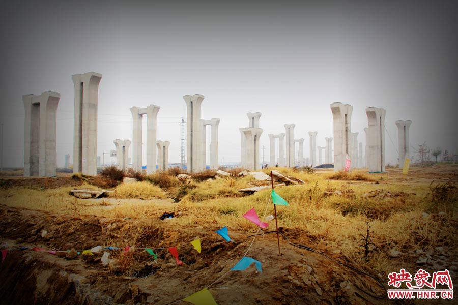 由于項目已經停工數月，施工工地上很難見到工人，設備也很少，雜草叢生，顯得非?；臎觥? width=