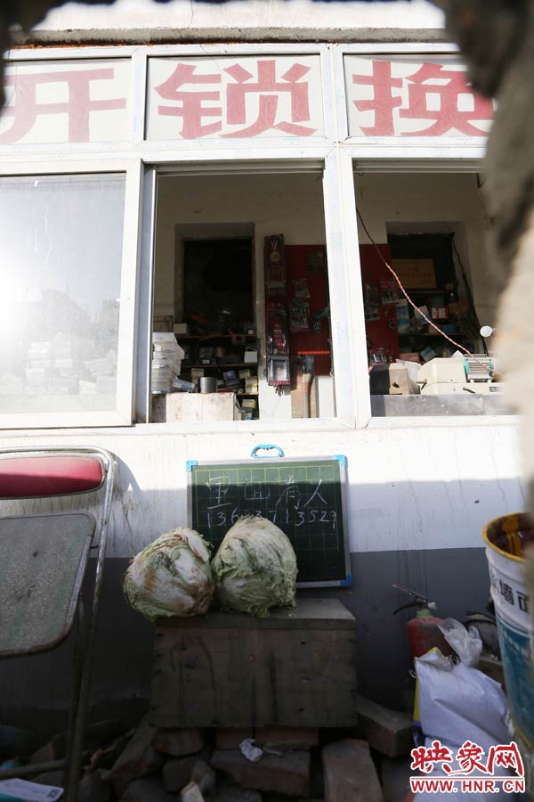 一家開鎖的商戶掛了一個牌子，上面寫著“里面有人”，提醒市民這里正常營業(yè)。