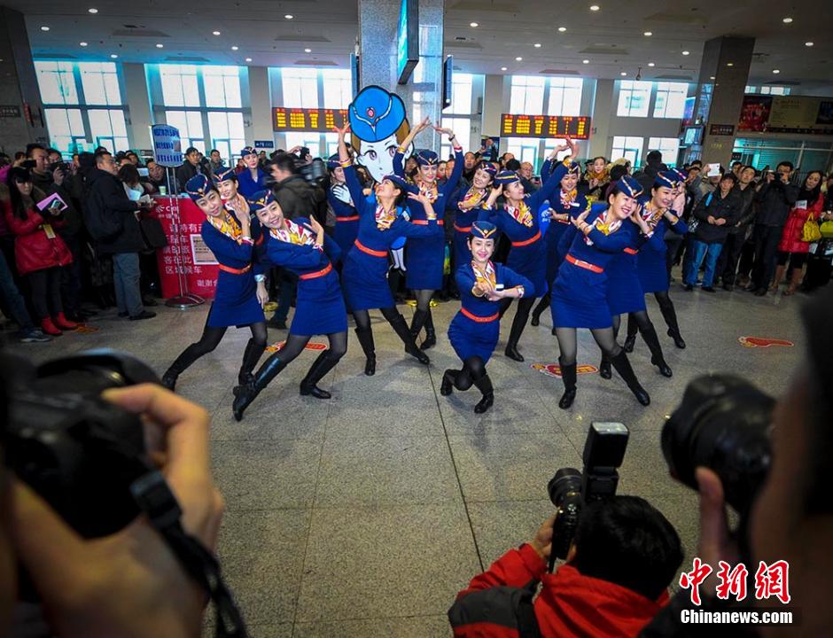 圖為D2702次列車13名乘務(wù)員在候車大廳內(nèi)玩起“快閃”。