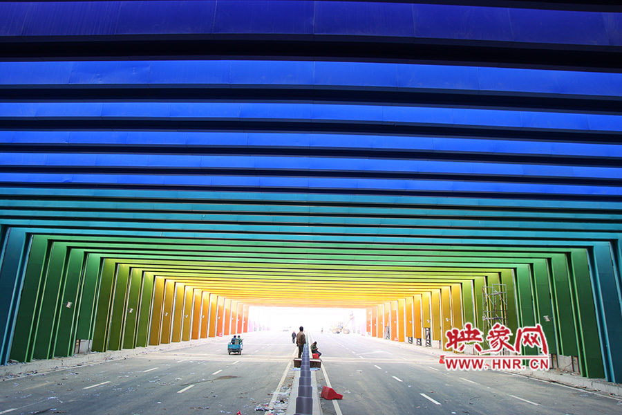 出隧道時由顏色過渡為紫色。