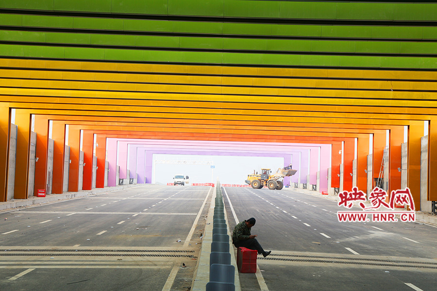 圖為一工人在隧道內休息。