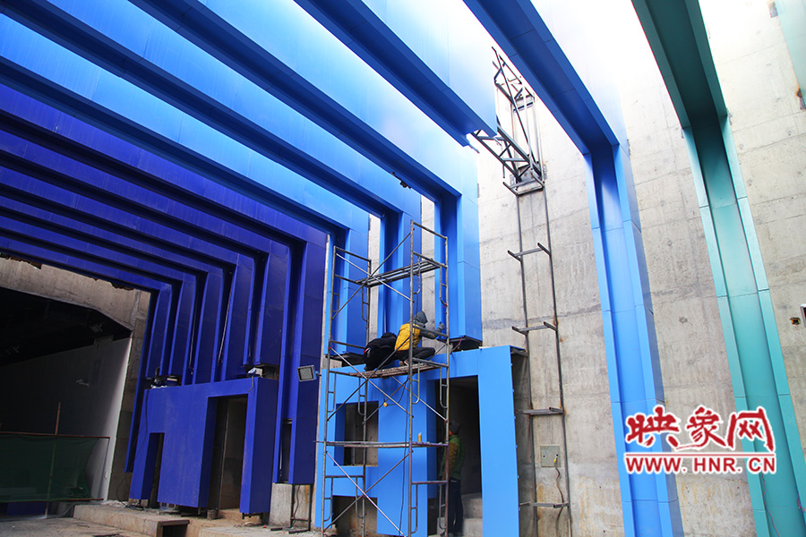 工人還在緊張施工。