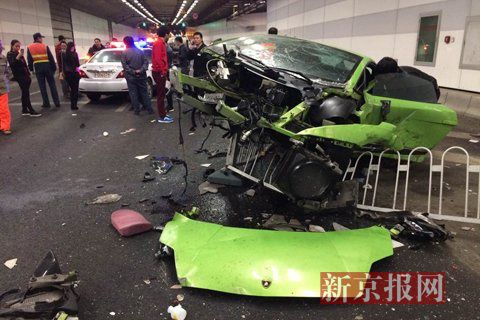 一輛蘭博基尼與一輛法拉利發(fā)生事故，現(xiàn)場狀況慘烈