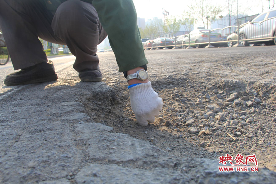 東風(fēng)路上的坑深能放下一個拳頭 東風(fēng)路上的坑深能放下一個拳頭